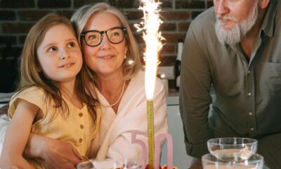 Hoy celebramos a quienes consienten con comida, historias y abrazos infinitos. El mejor regalo es tiempo y cariño.