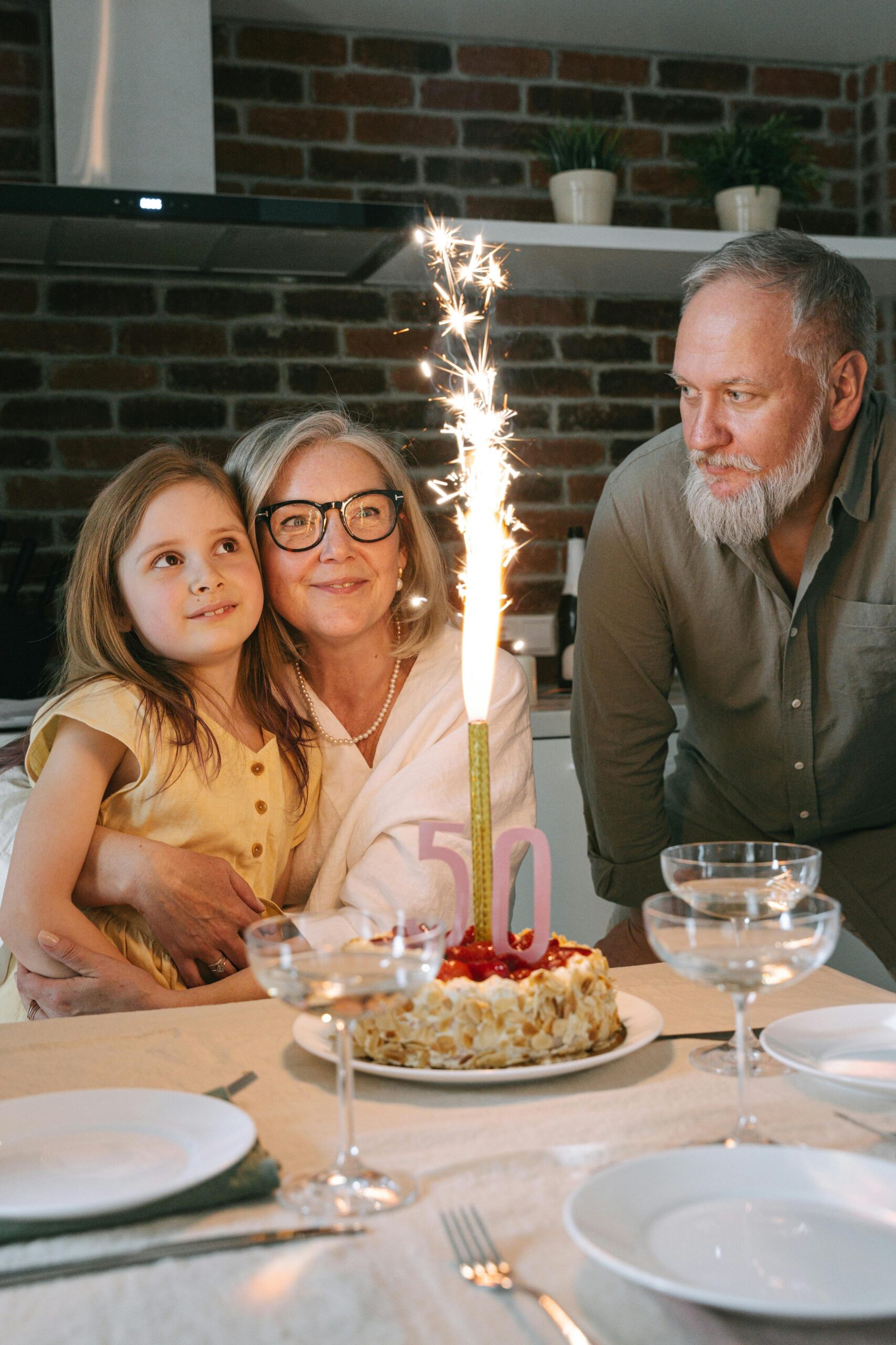 Hoy celebramos a quienes consienten con comida, historias y abrazos infinitos. El mejor regalo es tiempo y cariño.