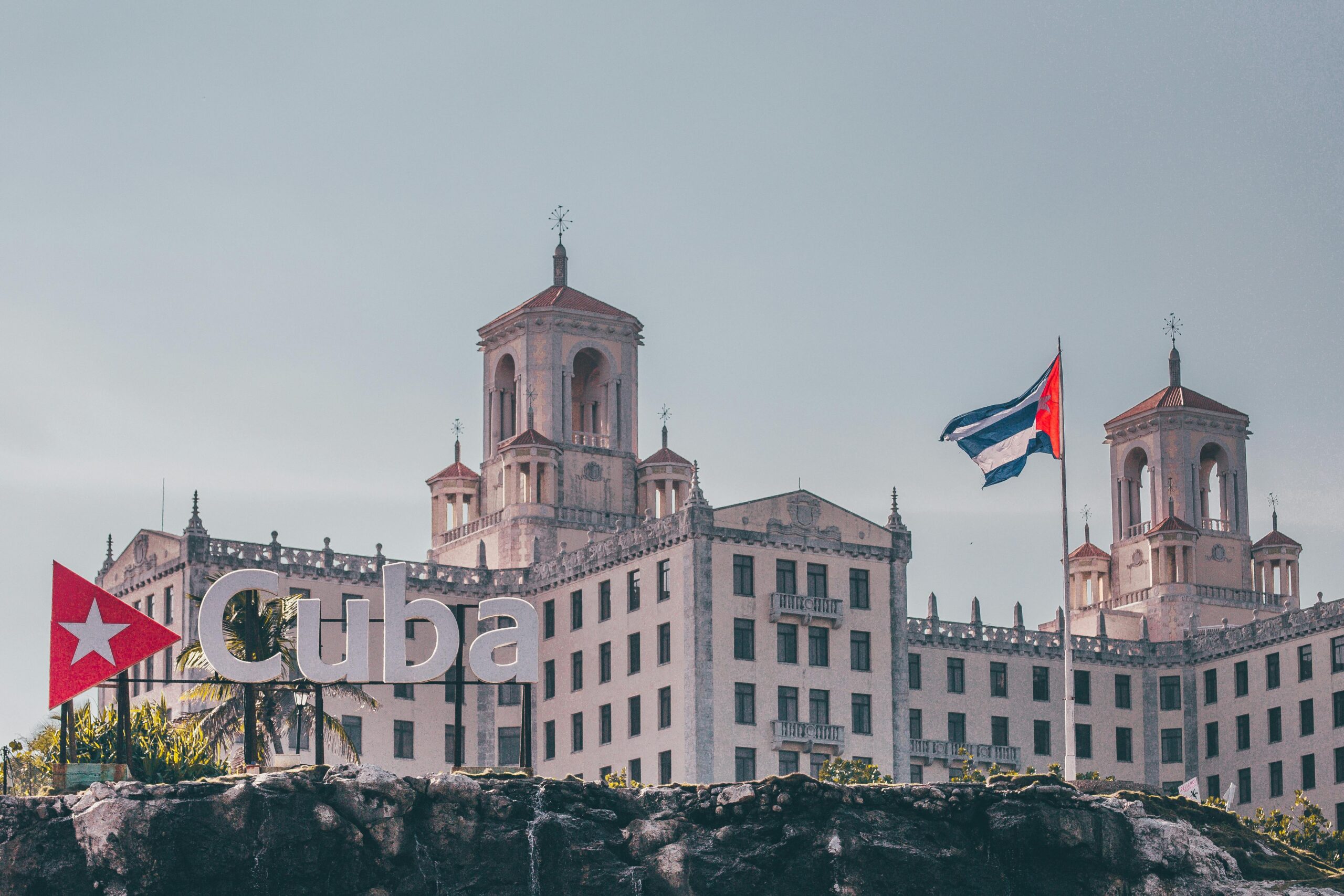 Un vehículo embistió a varias personas en Centro Habana y Habana Vieja; hay ocho heridos y el conductor, un residente extranjero, fue detenido.