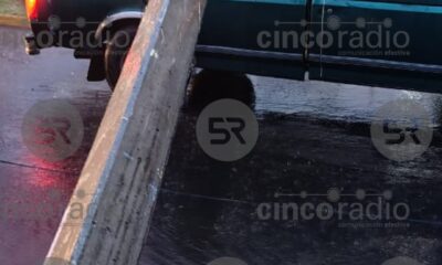 Cae poste de alta tensión sobre camioneta en Atlixco tras la lluvia