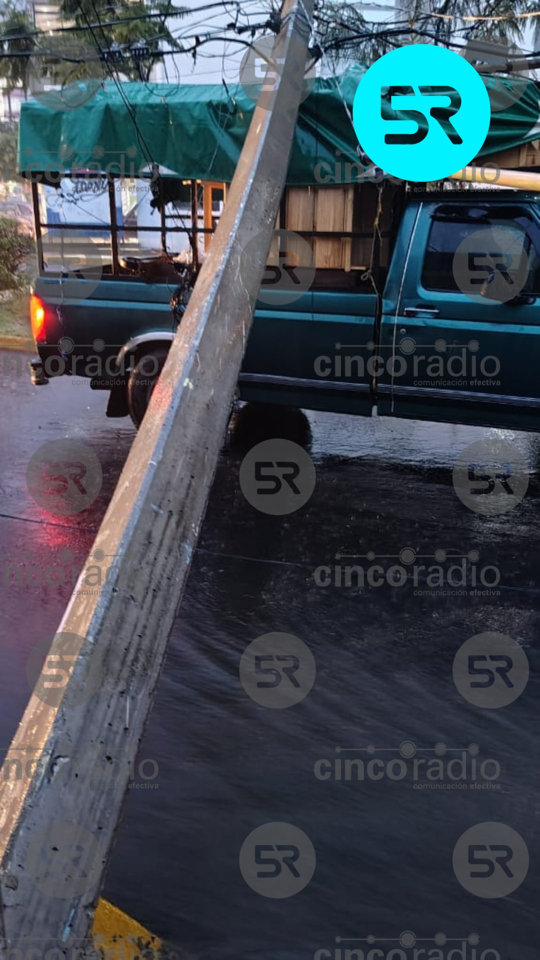Cae poste de alta tensión sobre camioneta en Atlixco tras la lluvia