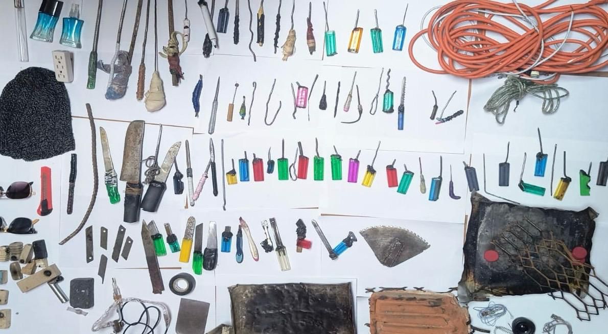 “La SSP de Puebla aseguró más de 90 objetos prohibidos en el penal, incluyendo punzocortantes y recipientes para sustancias ilícitas, durante operativos recientes.”