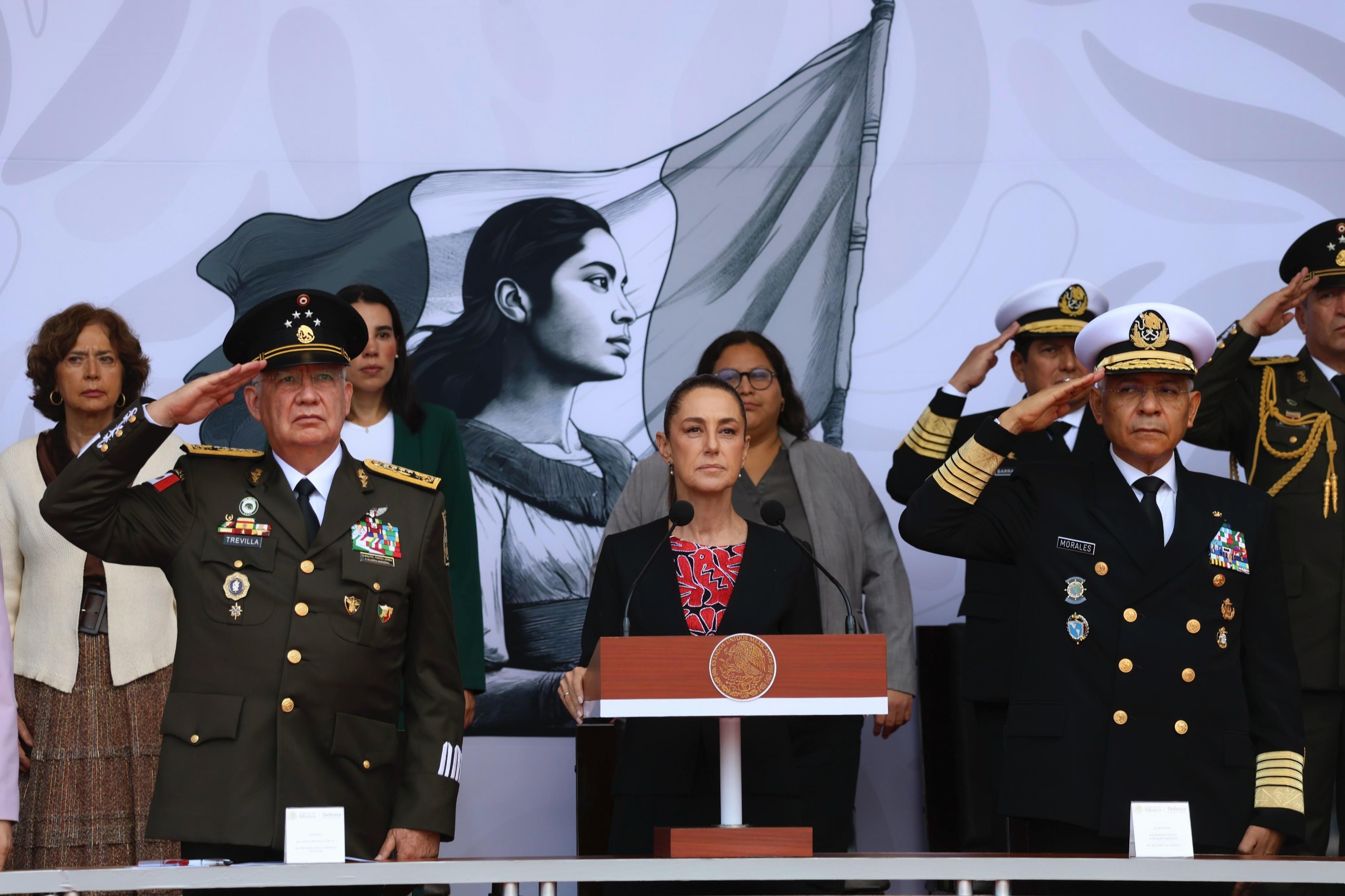 Sheinbaum entregó espadines a cadetes y destacó la defensa de la soberanía nacional junto a titulares de Sedena, Marina y Poderes de la Unión.