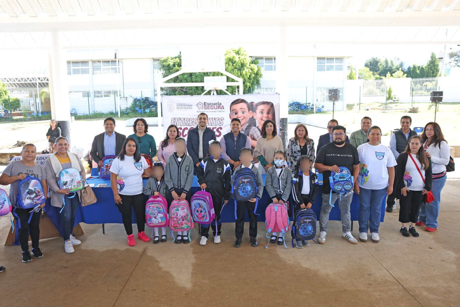 El alcalde de Cuautlancingo y la titular del DIF municipal beneficiaron a estudiantes de varias escuelas con el programa “Escuela Segura”.