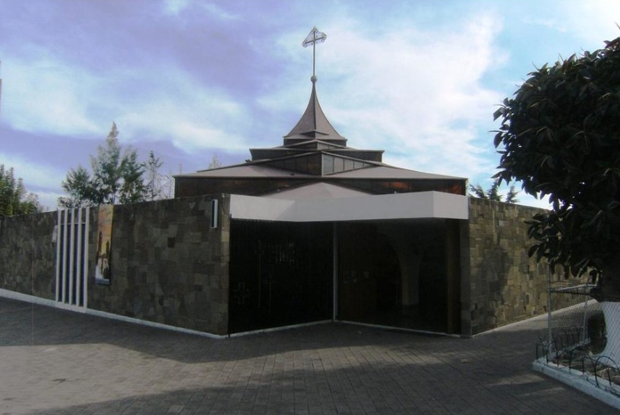 Una persona falleció tras el desplome de una barda en la iglesia de Los Volcanes, ubicada en la 35 Poniente y 17 Sur; cuerpos de emergencia atienden la zona.