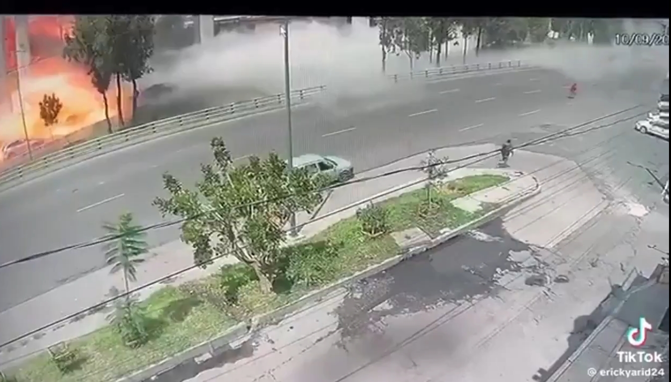 Nuevo video muestra fuga y explosión en Zaragoza; flama alcanzó a mujer y vehículo en segundos