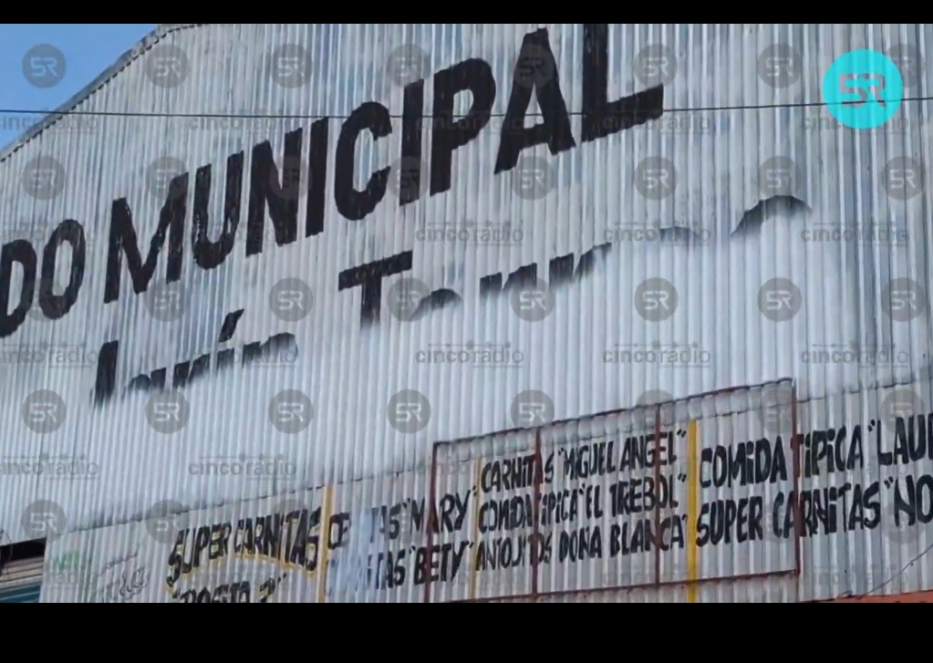 Borran el nombre de Mario Marín Torres en el mercado municipal de San Francisco Totimehuacan, durante trabajos de rehabilitación.