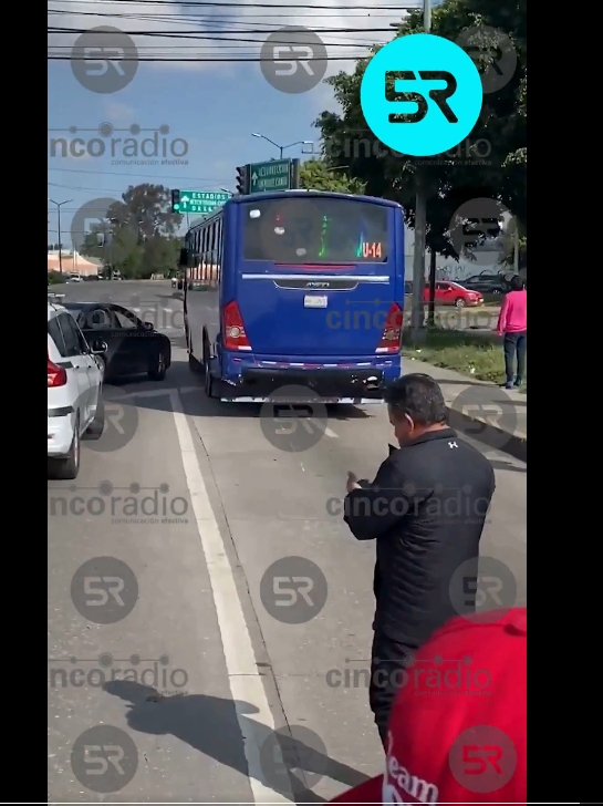 Motociclista choca con ruta morada en Bulevar 18 de Noviembre
