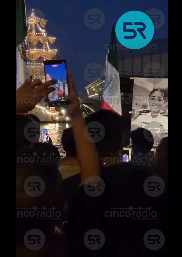 En Nueva York se realizó una vigilia en memoria de los marinos fallecidos del Buque Escuela Cuauhtémoc; la nave iluminada fue parte del homenaje.