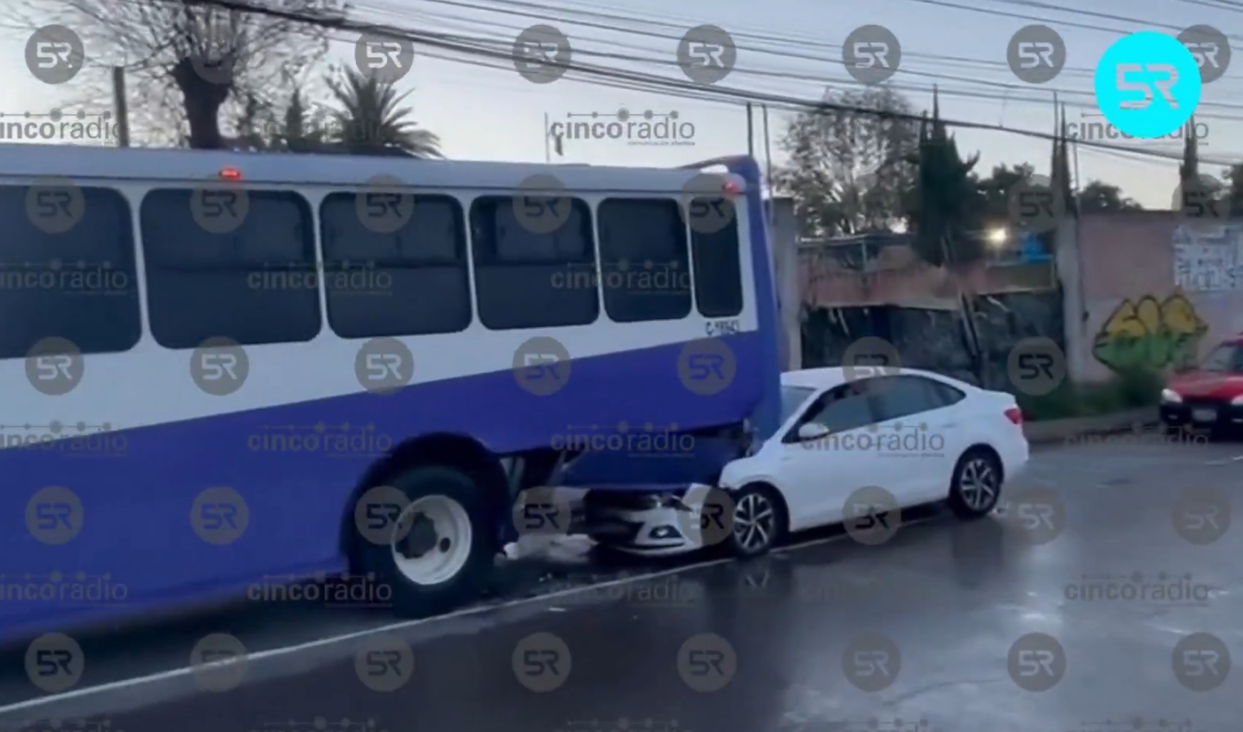 Un camión morado y un auto blanco se vieron involucrados en un percance; solo hubo daños materiales y se pide precaución al circular