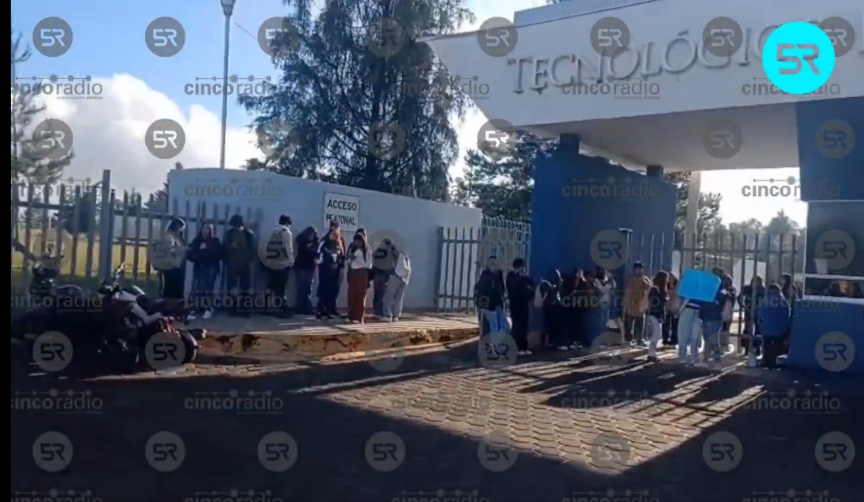 Acusan a la funcionaria de despidos injustificados de maestros y de convocarlos a eventos políticos