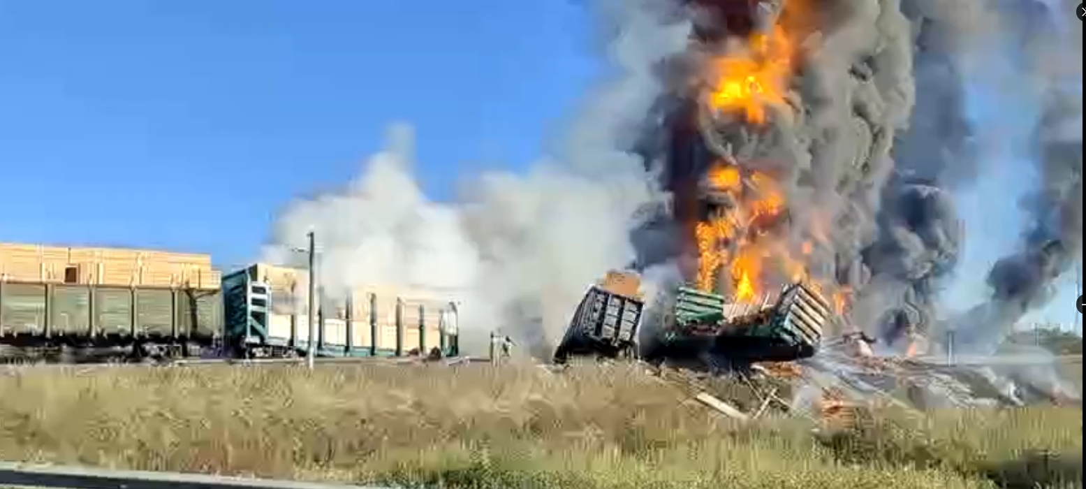Fuerte incendio tras descarrilar tren de mercancías en Rusia