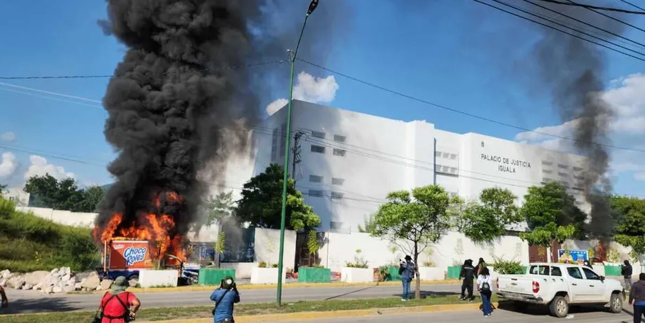 Los estudiantes realizaron estas acciones tras marchar y participar en un mitin con los padres de los desaparecidos; la protesta concluyó sin heridos ni arrestos.