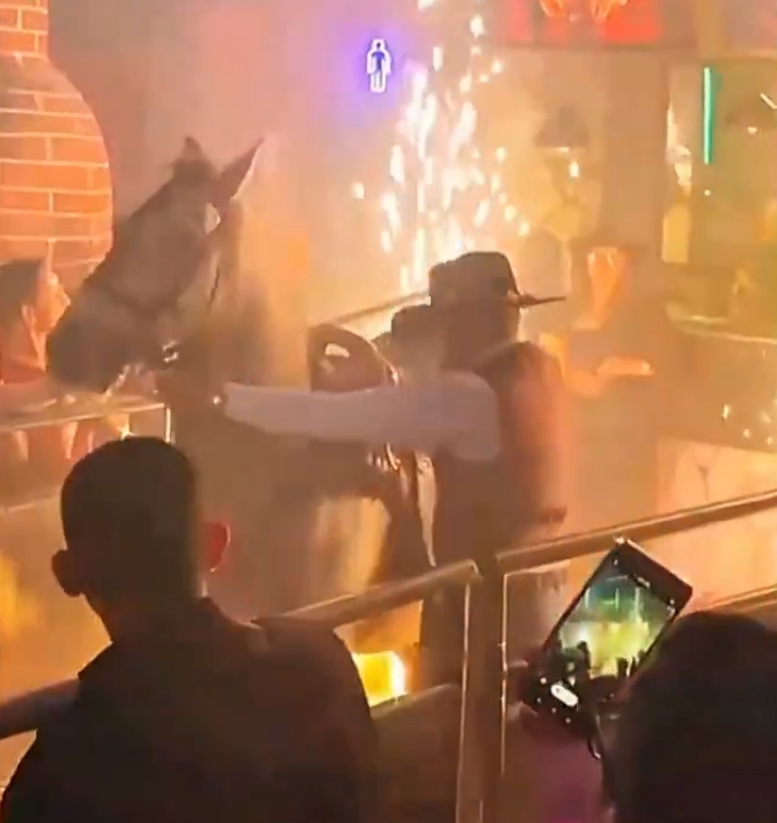 Indignación por abuso a caballo en bar del centro de Bogotá