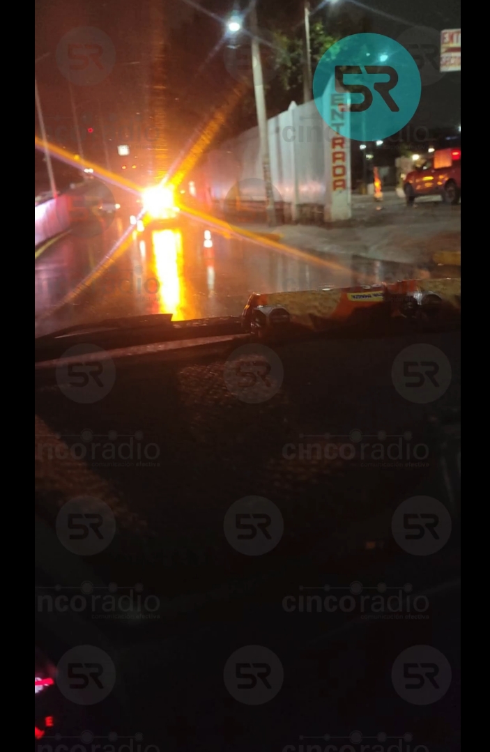 Testigos señalan que un vehículo cayó desde la estructura esta madrugada; autoridades atendieron el accidente en la lateral del puente.