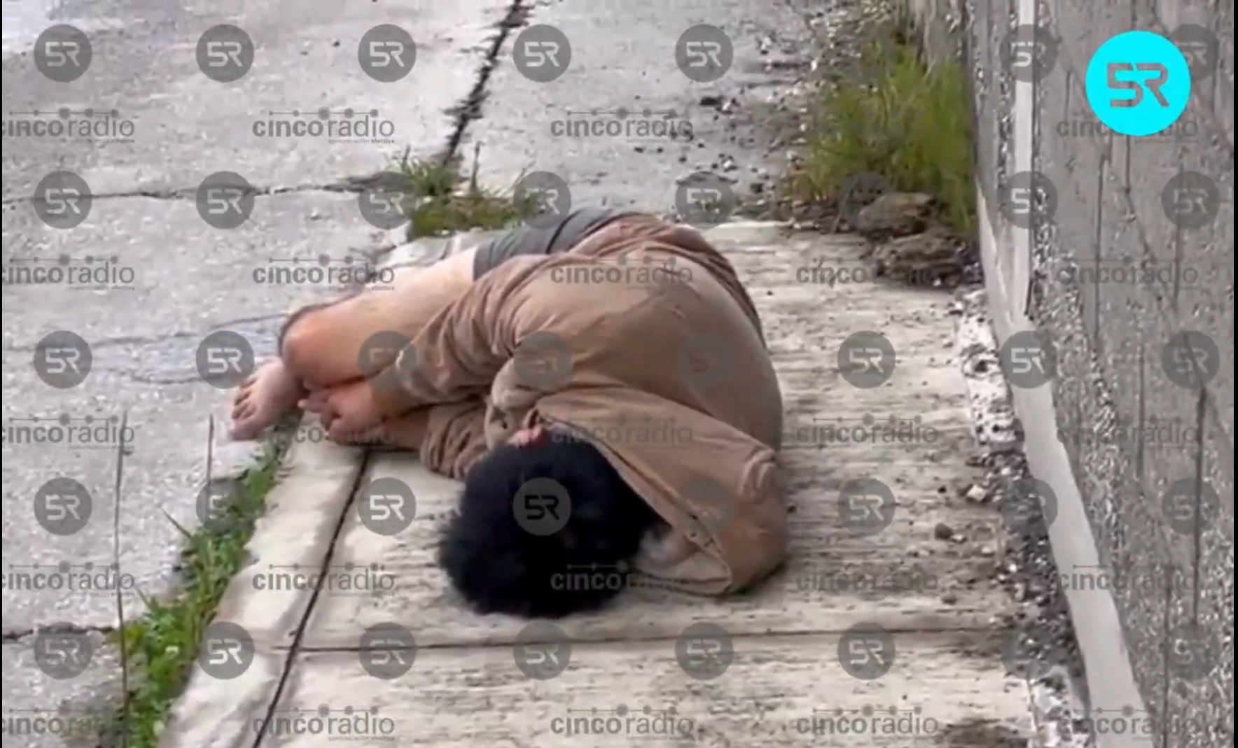 Vecinos encontraron a un hombre desorientado en privada Morelos; víctima fue asaltada y obligado a quitarse ropa y zapatos.