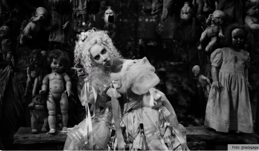 El video, dirigido por Tim Burton, se filmó en la mítica Isla de las Muñecas en Xochimilco y forma parte de la segunda temporada de Merlina.