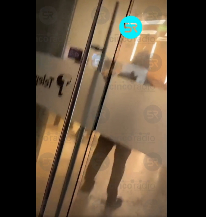 Un ventarrón sorprendió a poblanos en el edificio Titanium; la fuerza del aire tiró una puerta. Autoridades llaman a extremar precauciones.