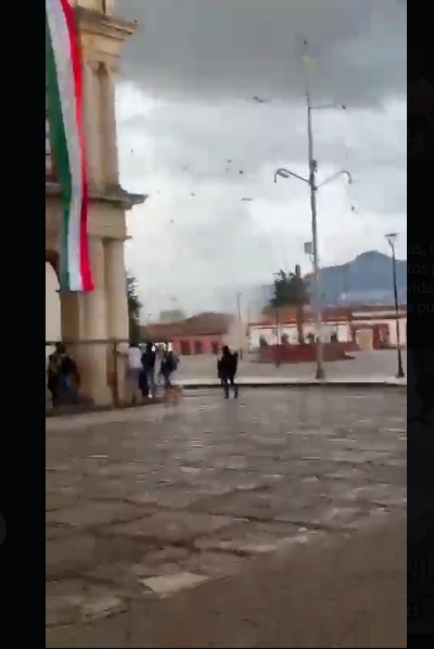 Habitantes y turistas de San Cristóbal fueron sorprendidos por fuertes vientos; autoridades piden precaución ante posibles caídas de árboles y anuncios.