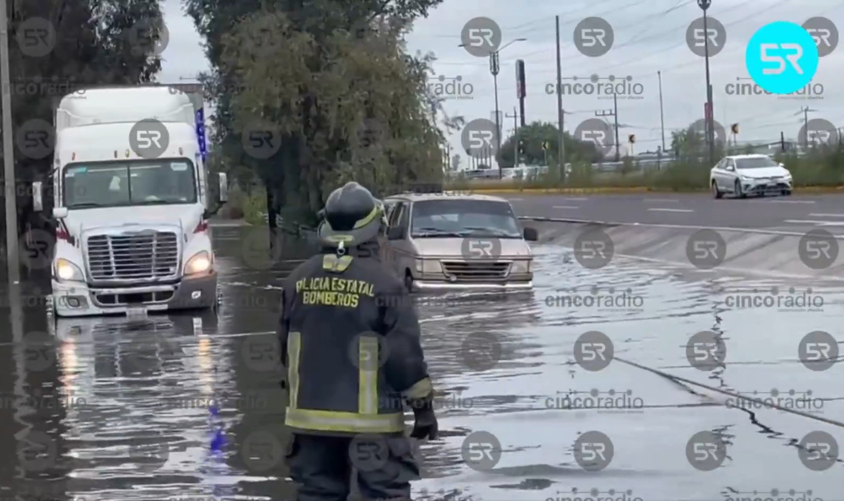Una camioneta quedó varada en la lateral de Periférico Ecológico a la altura de San Francisco Ocotlán; bomberos y Policía Estatal realizan remolque.