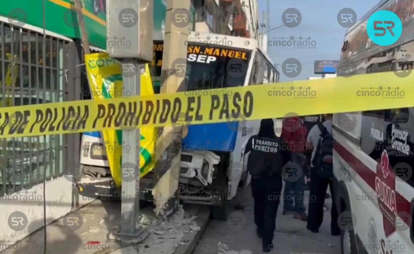 Un camión de transporte público se impactó contra un poste; autoridades atendieron a la víctima en el lugar.