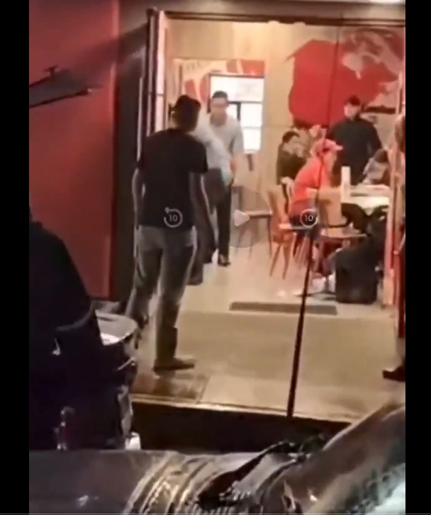Un comando armado ejecutó a Saúl Ríos Reyes, jefe de la policía de Cosolapa, Oaxaca, mientras cenaba en un restaurante de Veracruz.