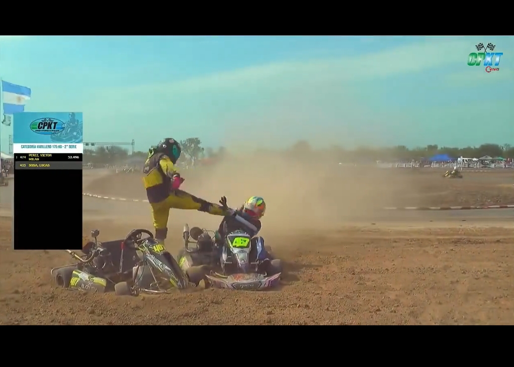 VIDEO: Pilotos de karts se agarran a golpes en plena carrera en Argentin