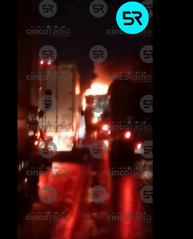 Fuerte accidente en el Circuito Exterior Mexiquense deja tráiler de Coppel incendiado