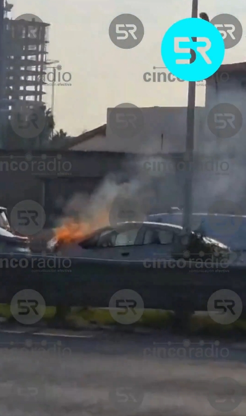 Choque e incendio en Periférico Ecológico antes de Atlixcáyotl