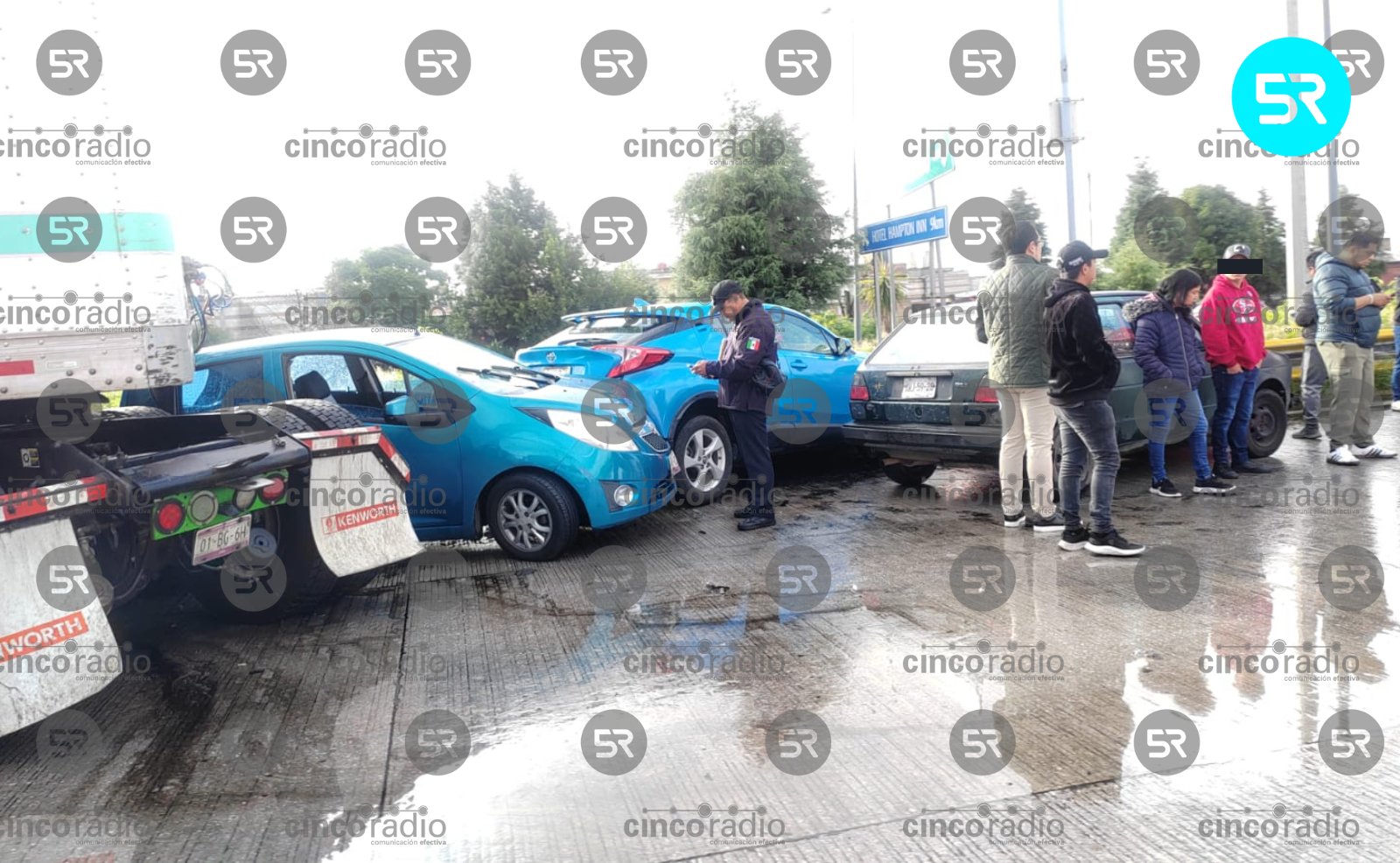 Carambola en Periférico provoca caos vial cerca de Forjadores