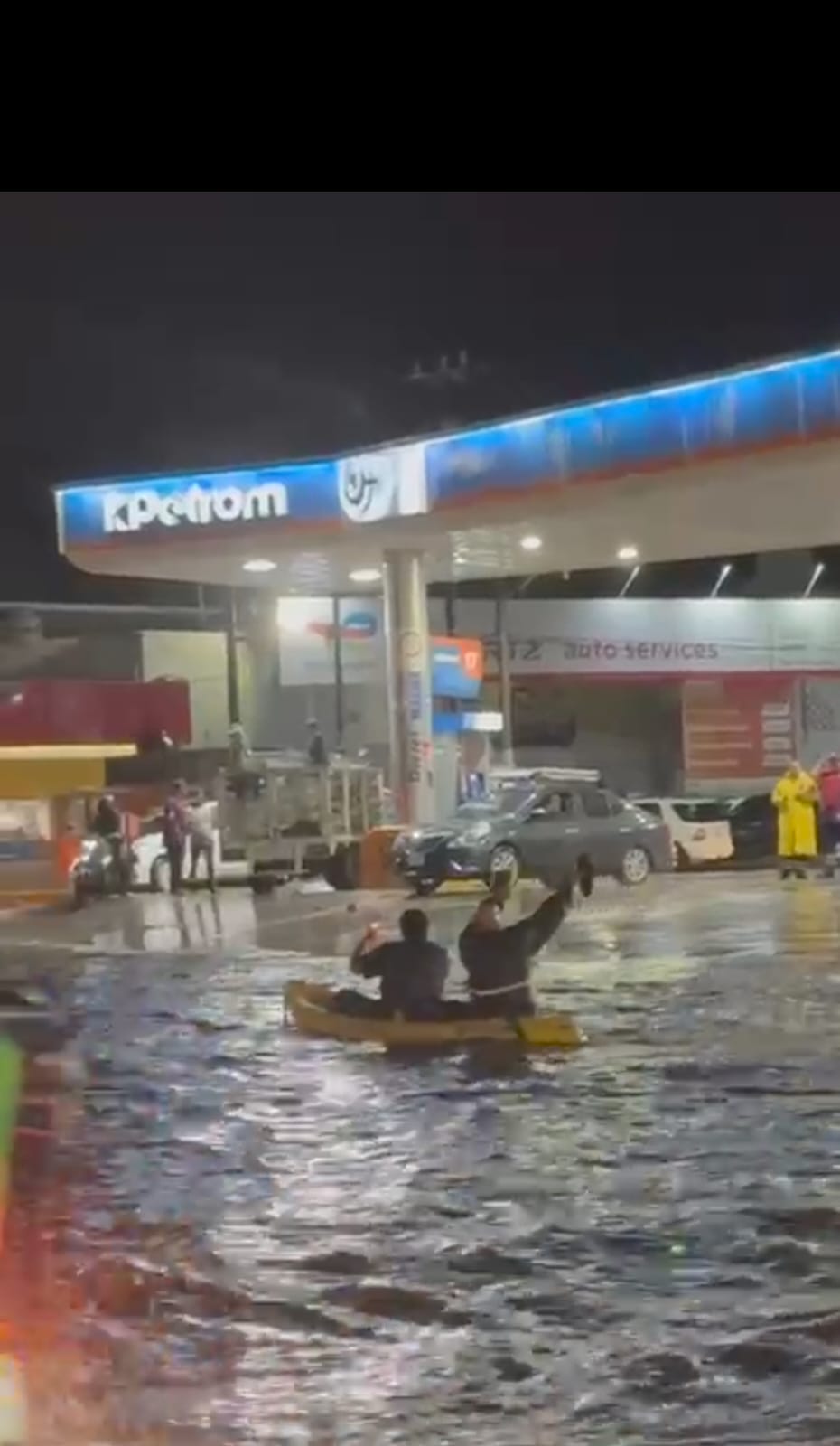 Fuertes lluvias en Zapopan, Jalisco, convirtieron calles en canales; vecinos utilizaron kayaks para moverse y la situación se volvió viral en redes.