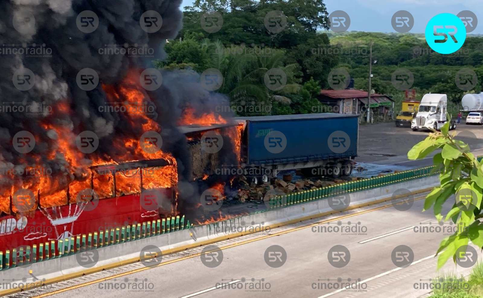 Un autobús de ADO se incendió en el km 33 de la autopista Córdoba–Veracruz, en Carrillo Puerto; cuerpos de emergencia controlan la situación.