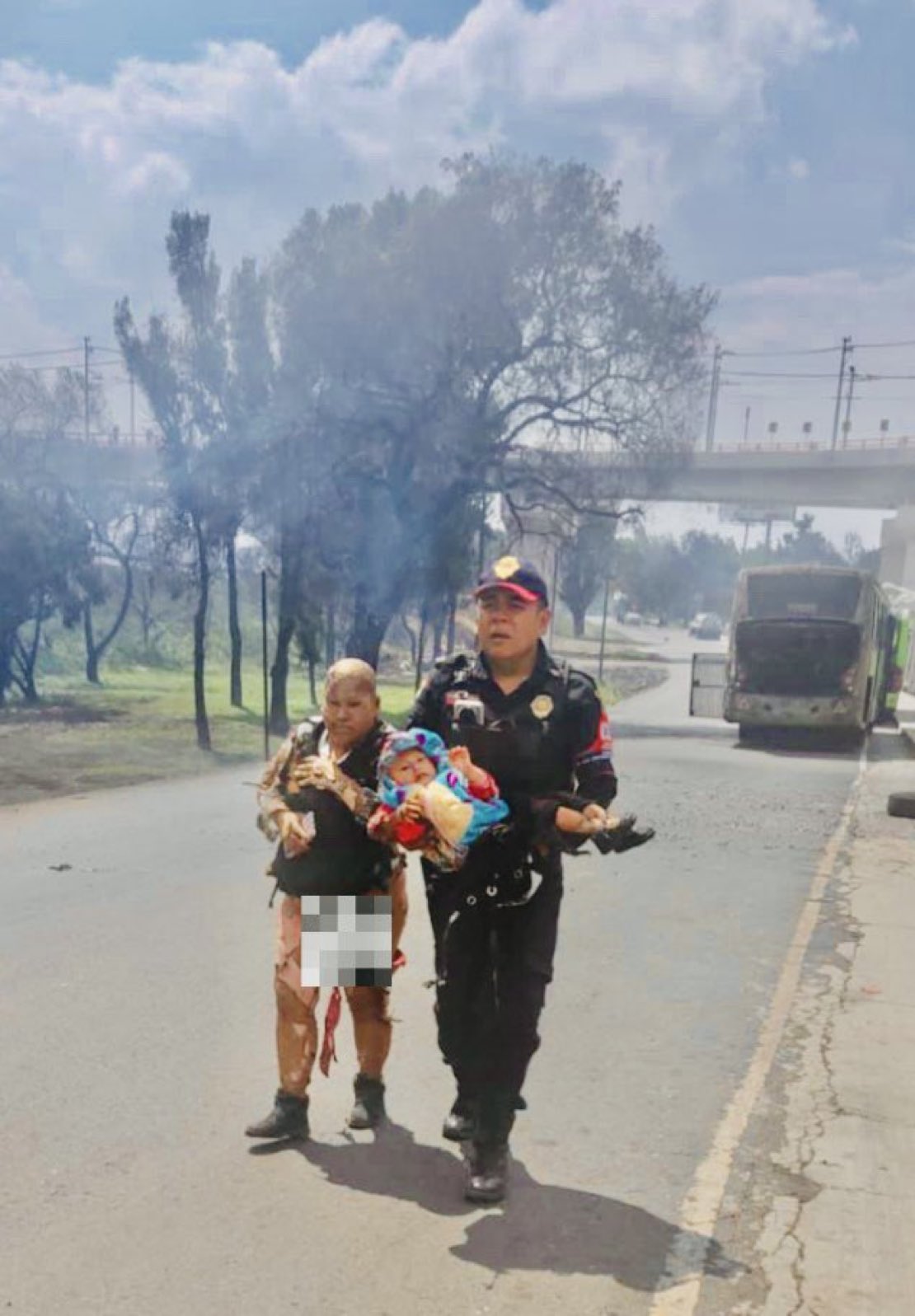 Alicia Matías Teodoro protegió con su cuerpo a su nieta de 2 años durante la explosión de una pipa; su familia pide apoyo y oraciones por su recuperación.