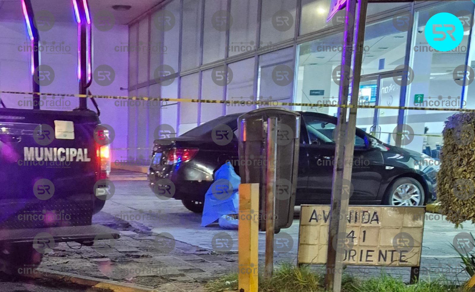 Hombre muere presuntamente de un infarto en estacionamiento de Banamex