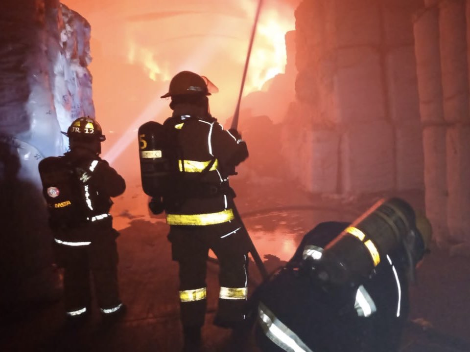 El Gobierno de Puebla instaló un Puesto de Mando y coordina labores con cuerpos de emergencia para controlar el fuego y evitar más daños.