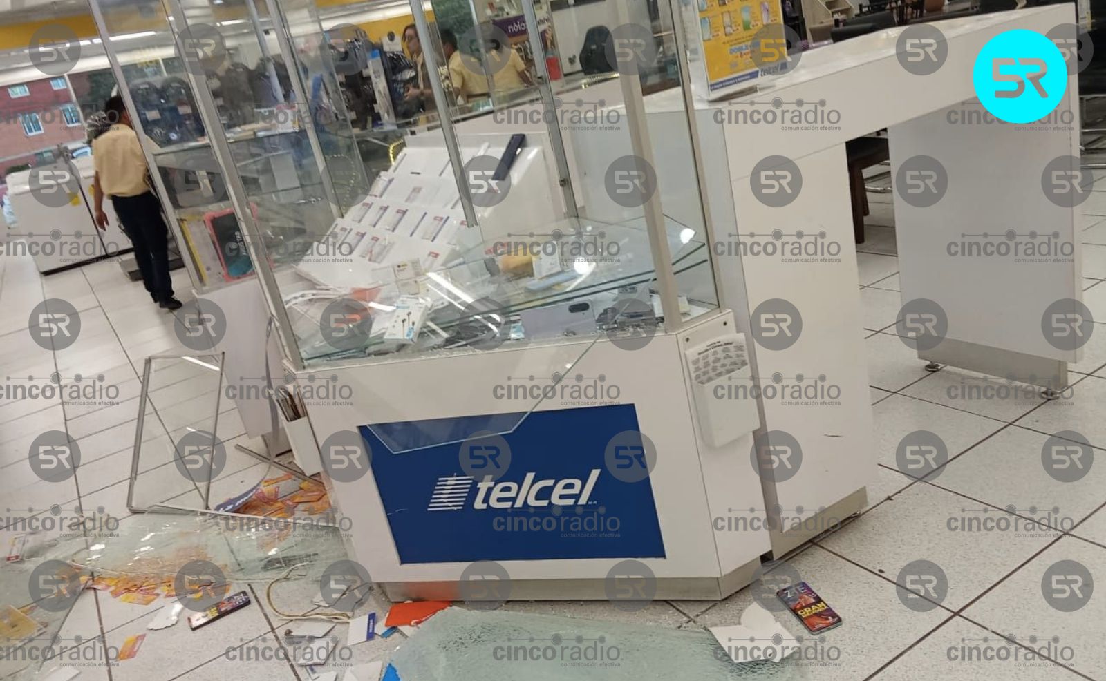 El robo ocurrió en la sucursal de Chapultepec, Puebla; los responsables huyeron tras romper los cristales de la vitrina, mientras la policía realizó las diligencias correspondientes.