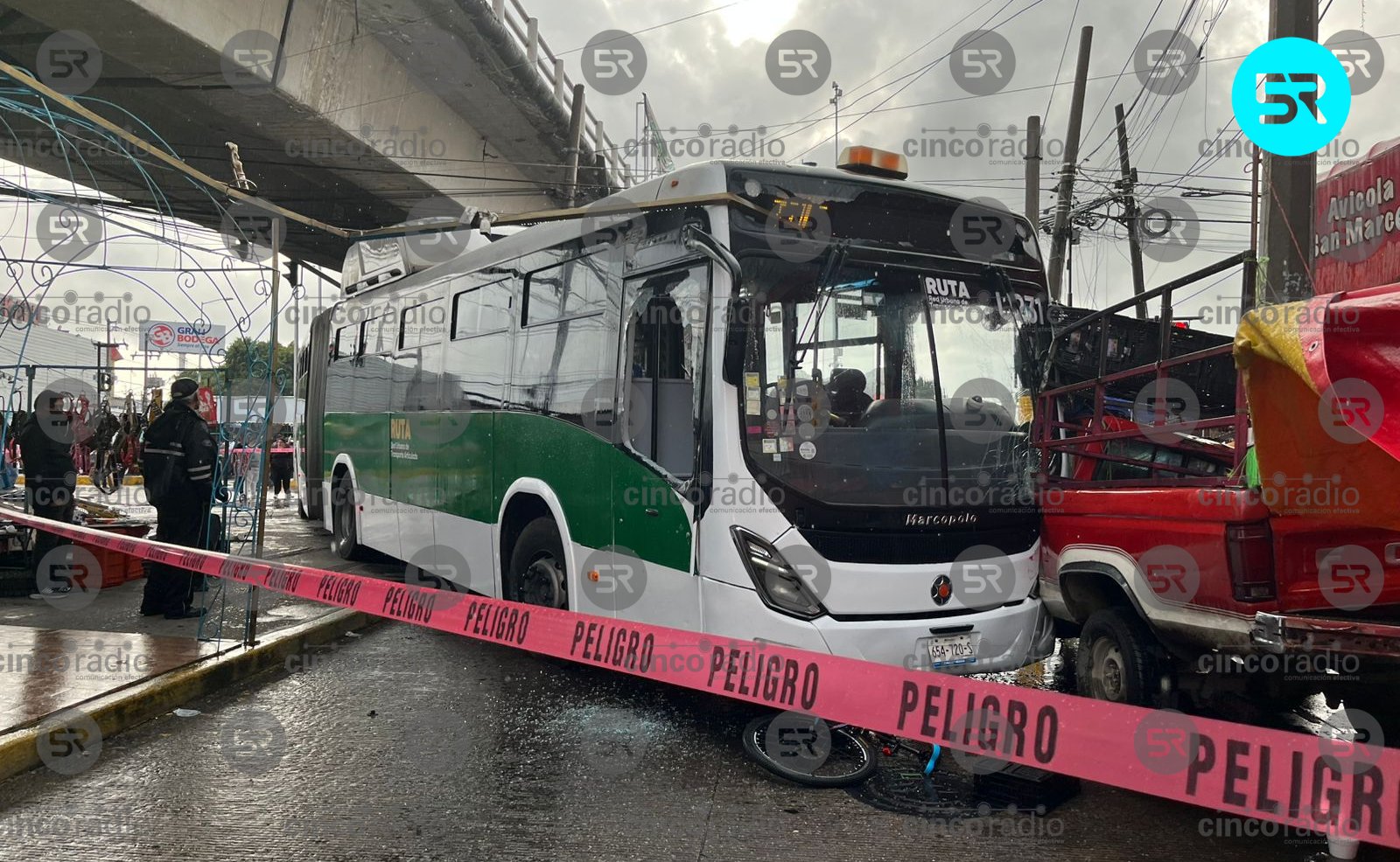 El percance provocó daños a comercios ambulantes y una camioneta quedó prensada; autoridades realizan peritajes en la zona.