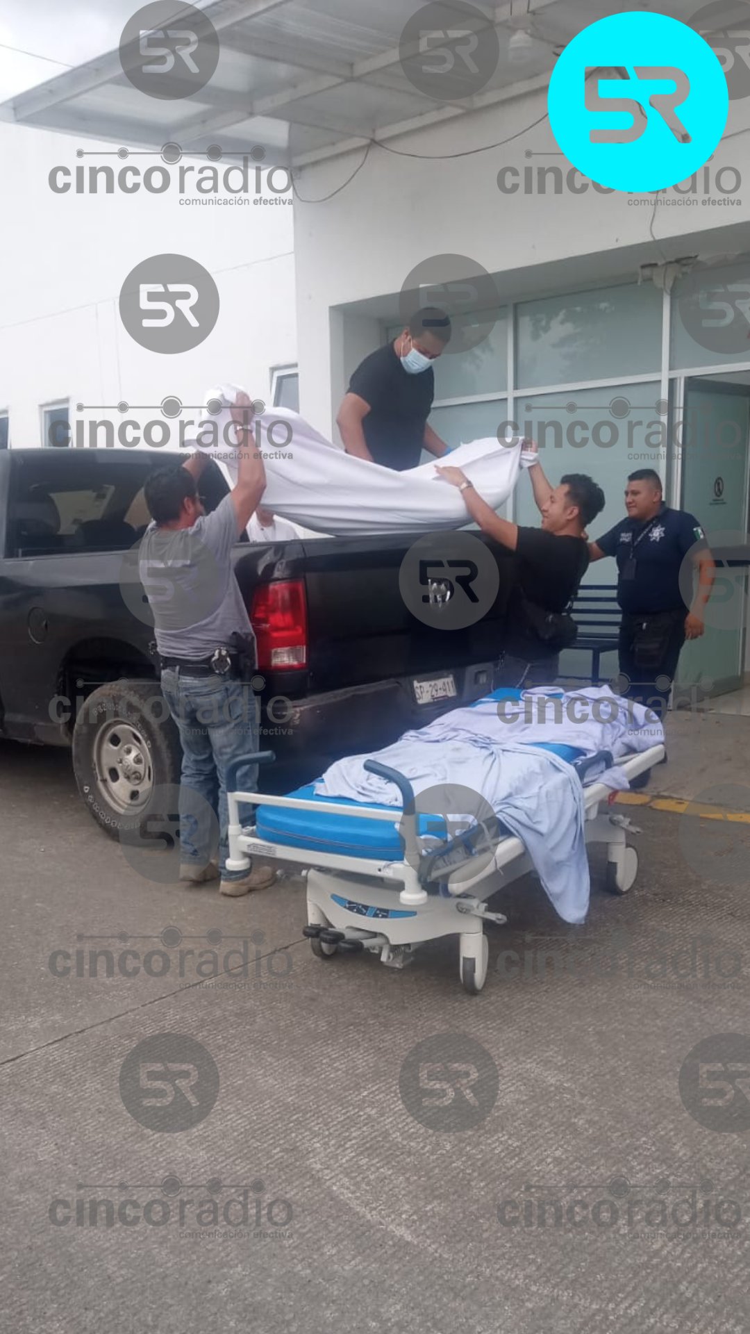 Ciudadanos de Huauchinango criticaron a la Fiscalía tras el traslado de un adulto mayor en la batea de una camioneta, exigiendo trato digno a los fallecidos.