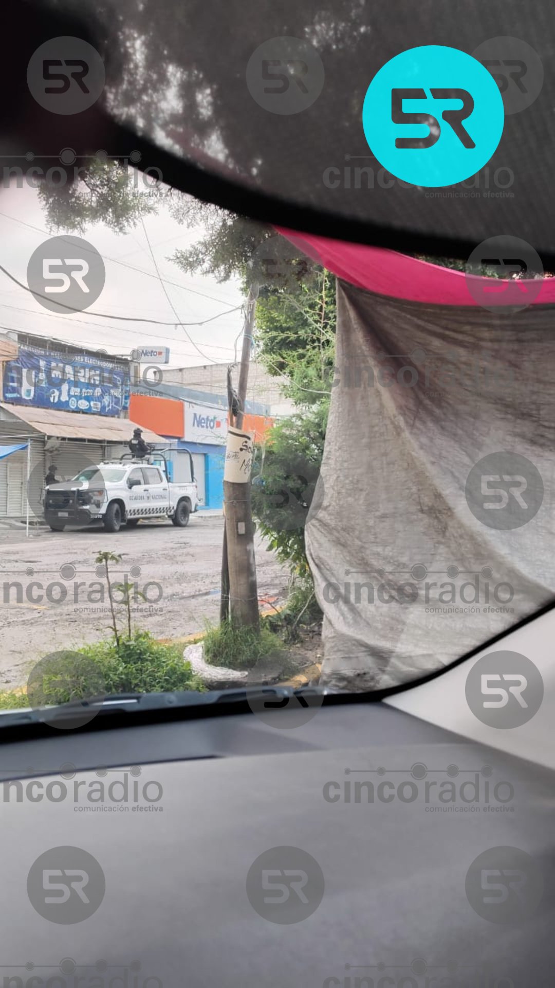 Elementos de seguridad resguardan un inmueble tras localizar en su interior una motocicleta presuntamente robada; punto asegurado rápidamente.