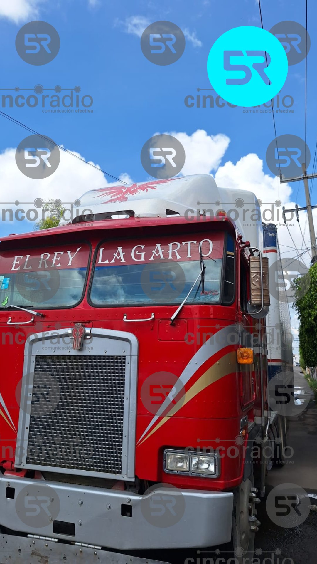 Accidente en la colonia Aquiles Serdán dejó tres personas heridas, incluida una embarazada, tras la caída de un poste cerca del BINE.