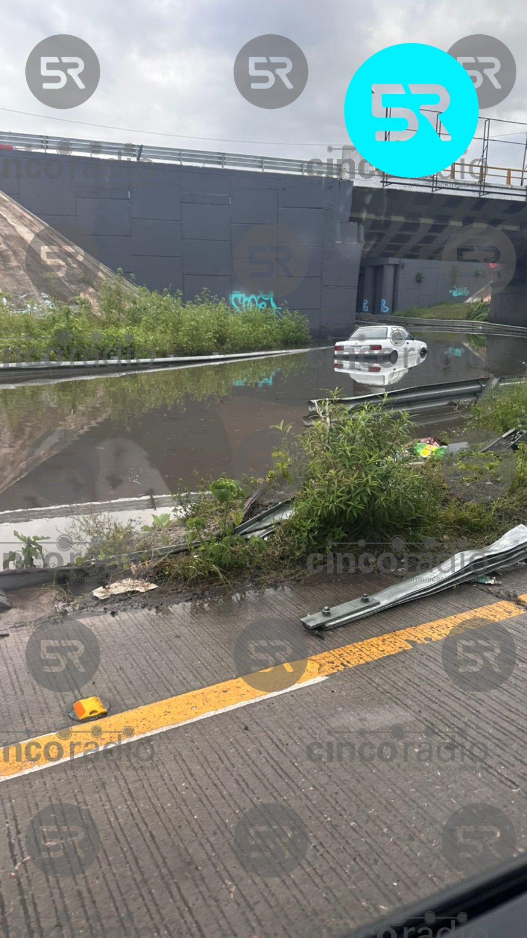 Tres autos quedaron varados en Periférico y Forjadores por inundaciones tras fuertes lluvias en Puebla; autoridades piden usar rutas alternas.