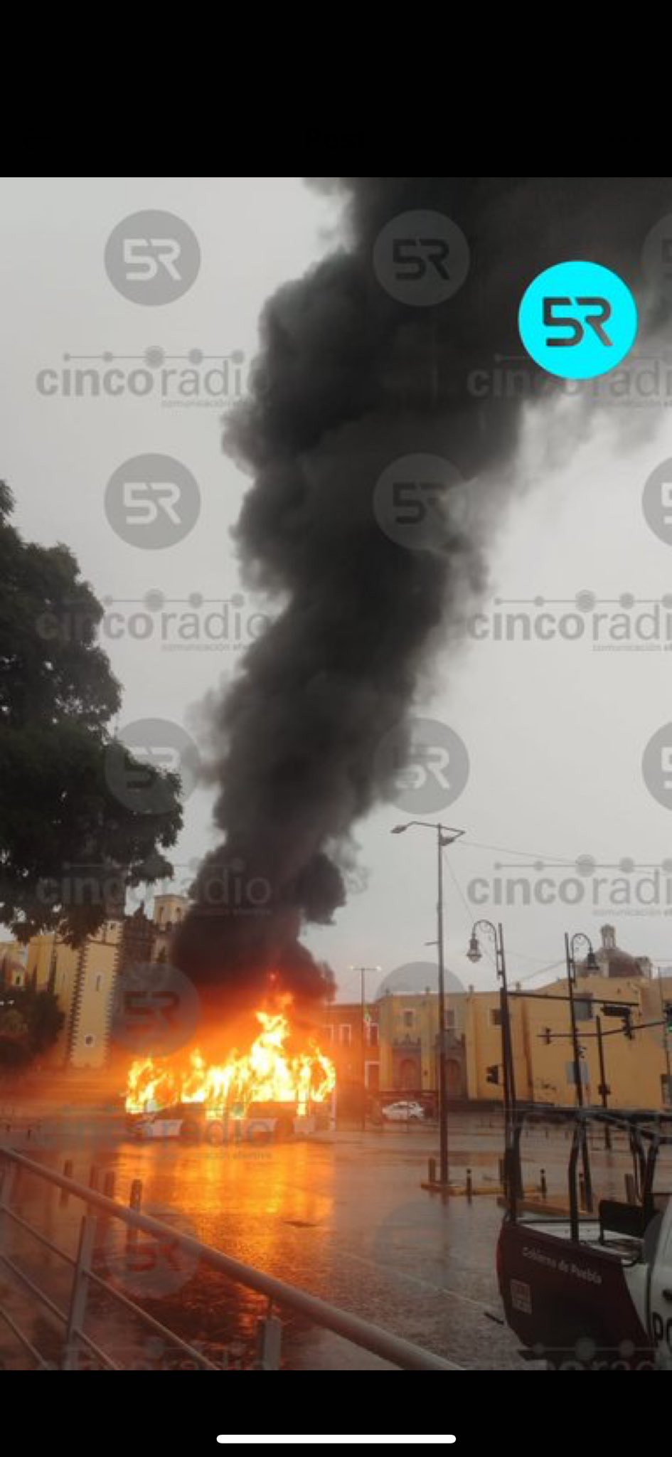 Protesta de estudiantes escaló a bloqueo e incendio de autobús en el bulevar 5 de Mayo; autoridades detuvieron vehículos y mantienen operativo.