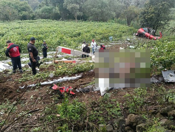 Un helicóptero turístico se desplomó en Tepetlixpa, Edomex, dejando dos fallecidos. La Fiscalía investiga las causas del siniestro.
