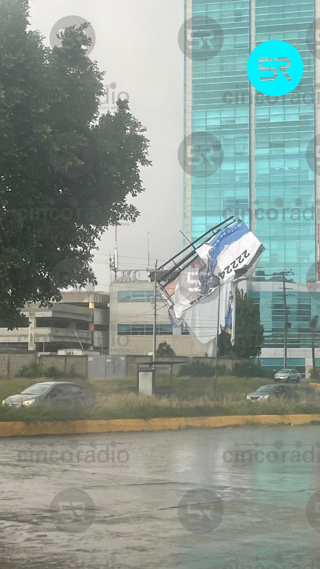 Lluvias y vientos en Puebla derribaron un señalamiento del RUTA y un espectacular en Lomas de Angelópolis. Autoridades piden circular con precaución.