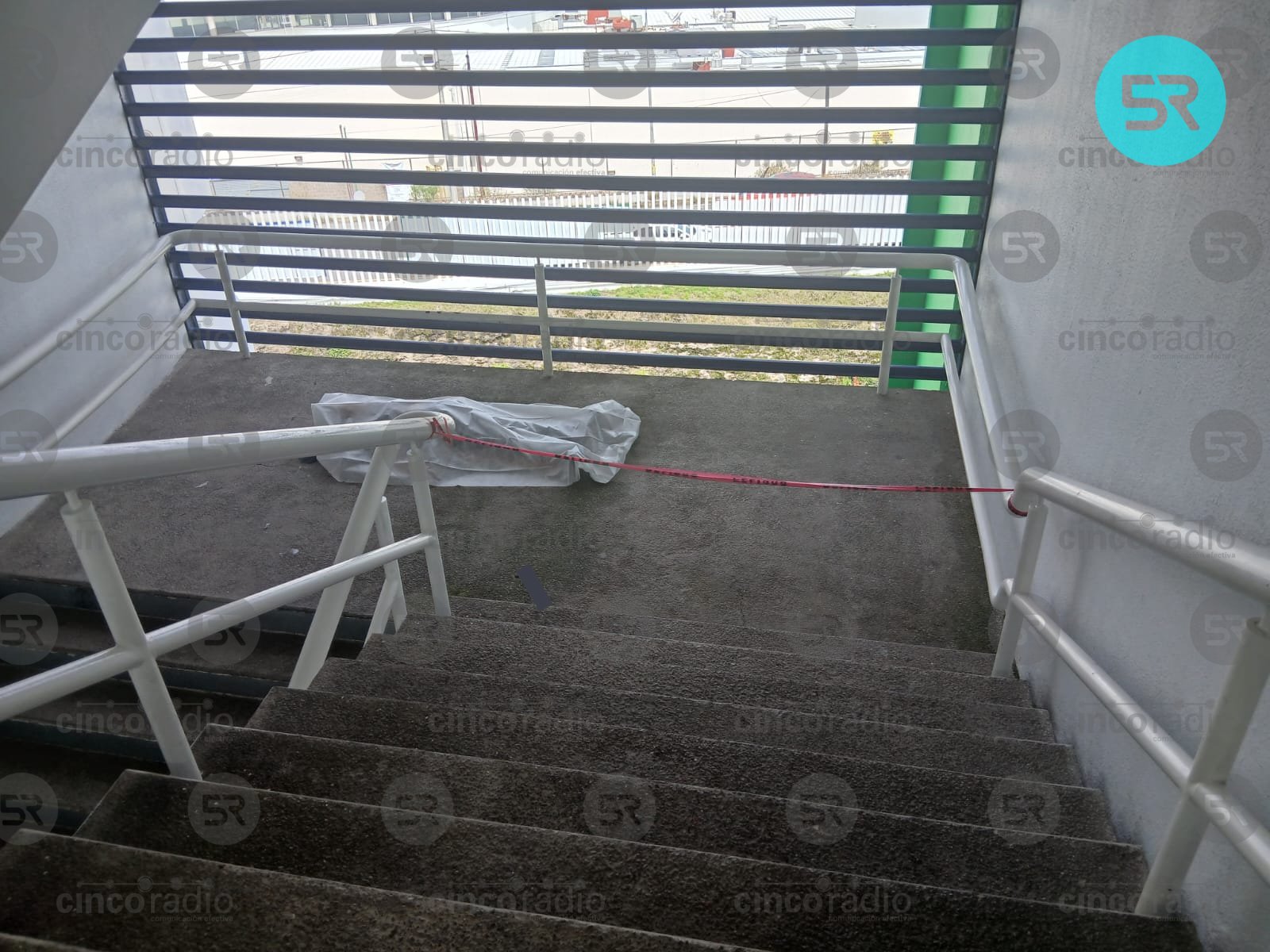 Autoridades informaron que una mujer de 52 años falleció dentro del Tec Milenio Puebla por causas naturales; se descartaron hechos sospechosos.