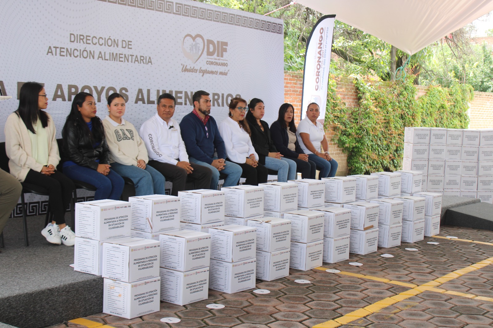 Adultos mayores, niñas, niños y personas con discapacidad se benefician con despensas del DIF Municipal y Estatal.