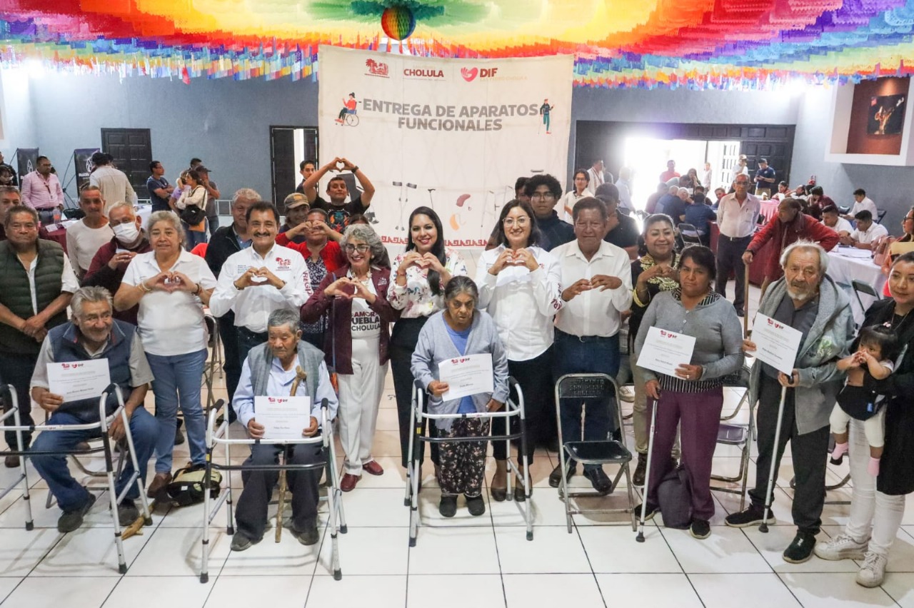 La presidenta municipal encabezó la jornada de atención ciudadana y entregó apoyos a personas con discapacidad en el Complejo Cultural.