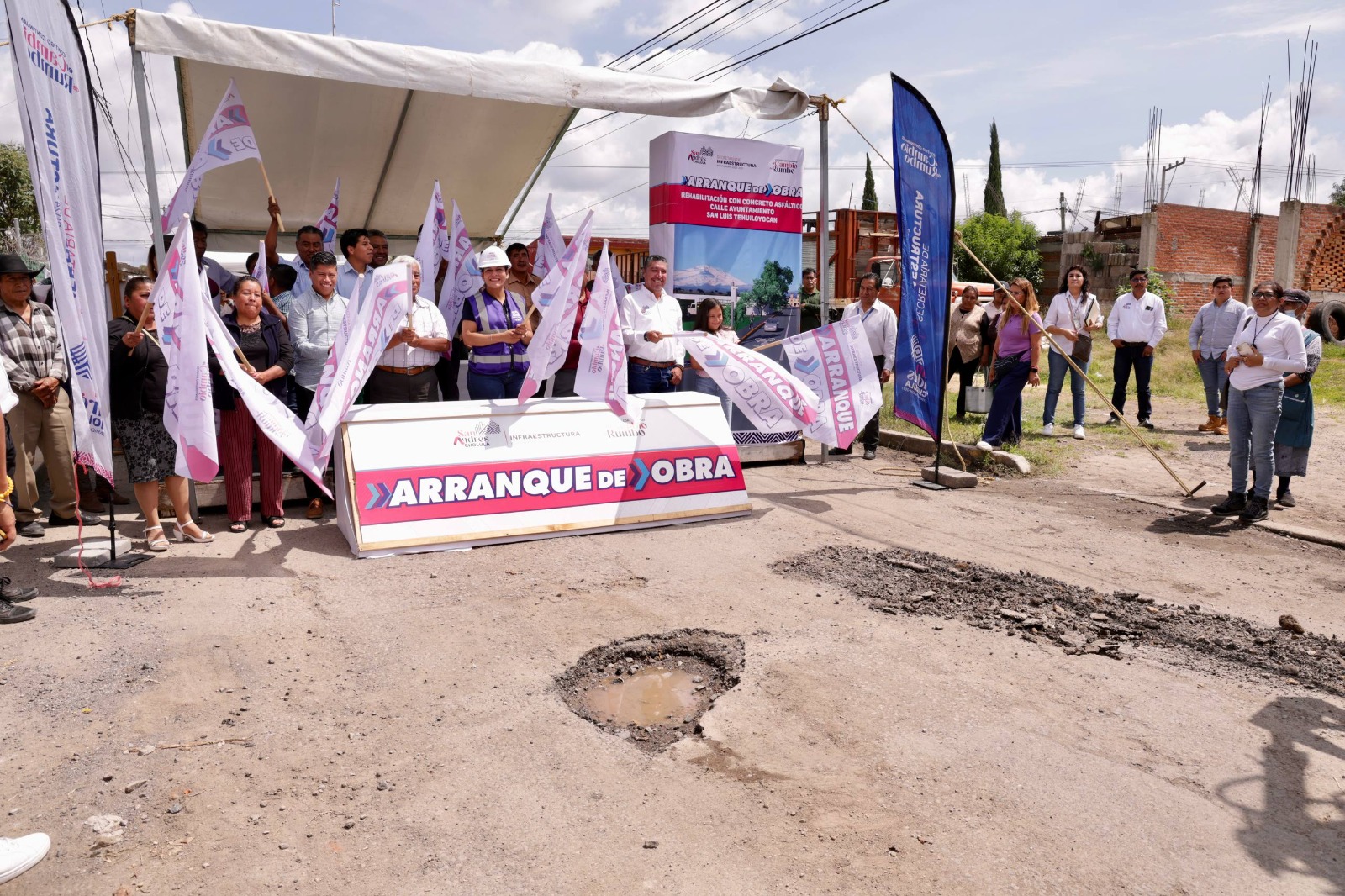 El gobierno de San Andrés Cholula inicia adoquinamiento, construcción de aulas y mejoras en calles y alumbrado para beneficio de la población.