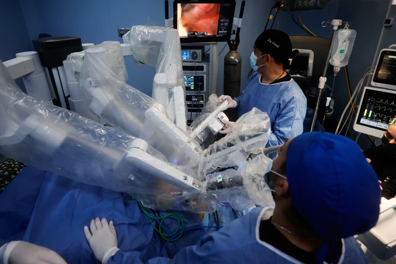 Dos mujeres con cáncer de endometrio fueron operadas con el robot Da Vinci en el Hospital General de Saltillo; el ISSSTE busca ampliar este programa para atender distintos tipos de cáncer.