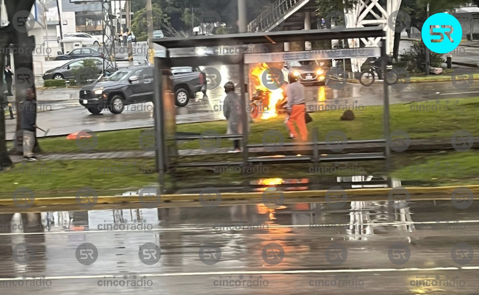 Elementos de seguridad y emergencias acudieron al lugar para sofocar el fuego y resguardar la zona; no se reportan lesionados.